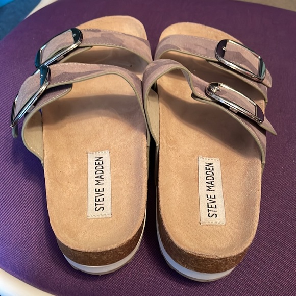 Light camo sandal with buckles, Steve Madden, size 5 - Picture 3 of 5